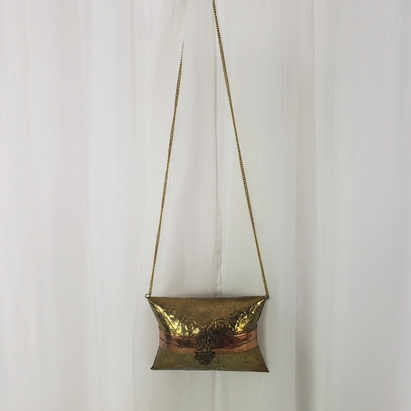 Vintage embossed hard metal evening bag with intricate lock unique - Picture 7 of 8